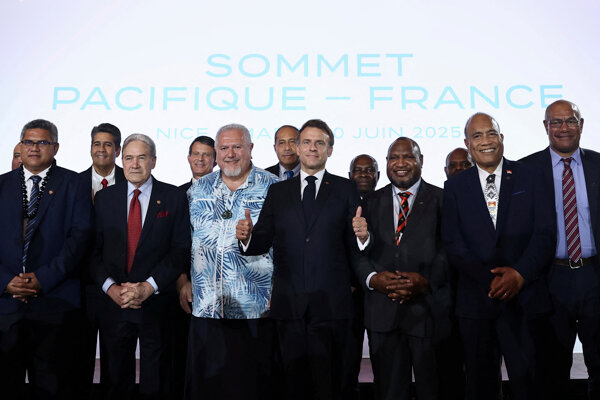 Francúzsky prezident Emmanuel Macron (v popredí) a účastníci samitu OSN o oceánoch.
