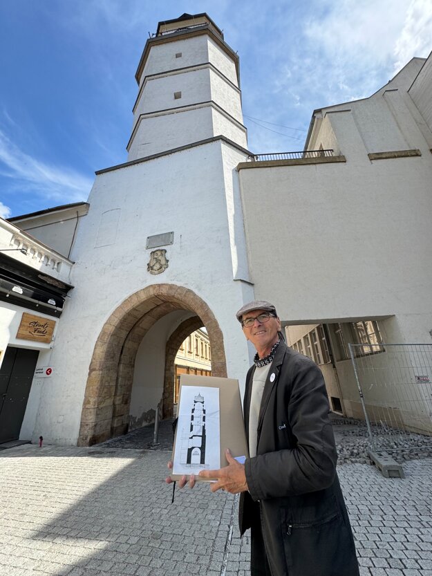 Architekt Július Bruna pred Mestskou vežou s gotický oblúkom.  (zdroj: Erik Stopka)