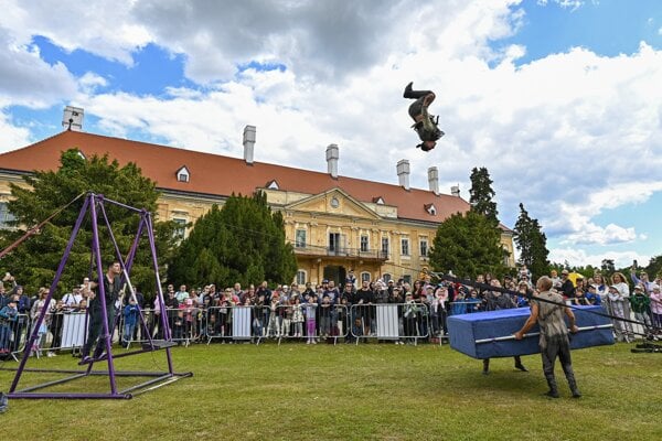 Na snímke rumunské zoskupenie Demian Artistic Group počas 13. ročníka medzinárodného festivalu nového cirkusu - Cirkul'art.