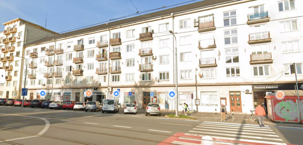 Byt v bytovke na Komenského zrekonštruuje Oáza z Bernátoviec. (zdroj: Google maps)