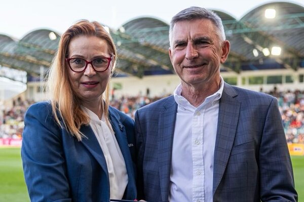 Jozef Antošík si prebral pamätnú plaketu.