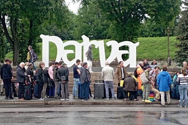 čakanie na hraničnú kontrolu na rusko-estónskej hranici. 
