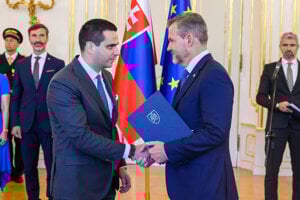 Na snímke  designovaný slovenský veľvyslanec v Azerbajdžane Elčin Gasymov (tretí sprava), ktorému prezident SR Peter Pellegrini (druhý vpravo) odovzdáva poverovacie listiny.