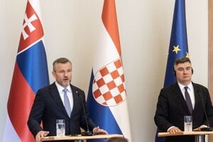 Slovenský prezident Peter Pellegrini (vľavo) a chorvátsky prezident Zoran Milanovič počas tlačovej konferencie v Záhrebe.