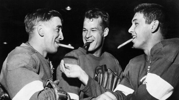 Skvelý útok Detroitu Ted Lindsay, Gordie Howe a Alex Delvecchio (zľava).  (zdroj: PROFIMEDIA)