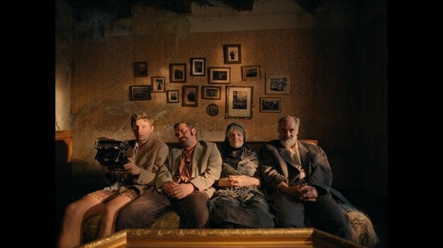 Samuel Teicher, Milan Ondrík, Jana Oľhová a Milan Mikulčík vo filme Kronika večných snílkov. (zdroj: Continental film)