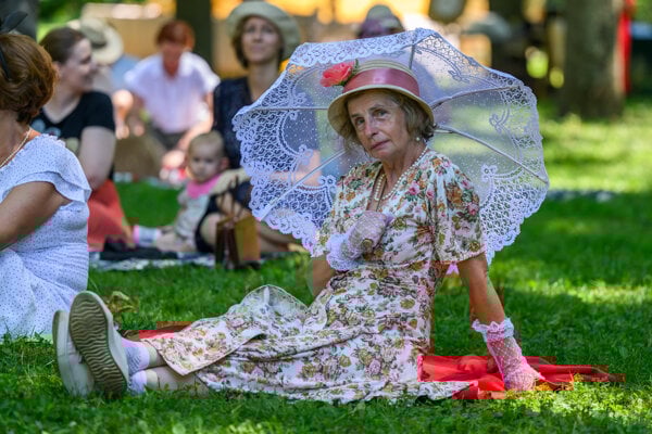 Návštevníčka Bratislavského dobového pikniku v Sade Janka Kráľa 29. júna 2024. 