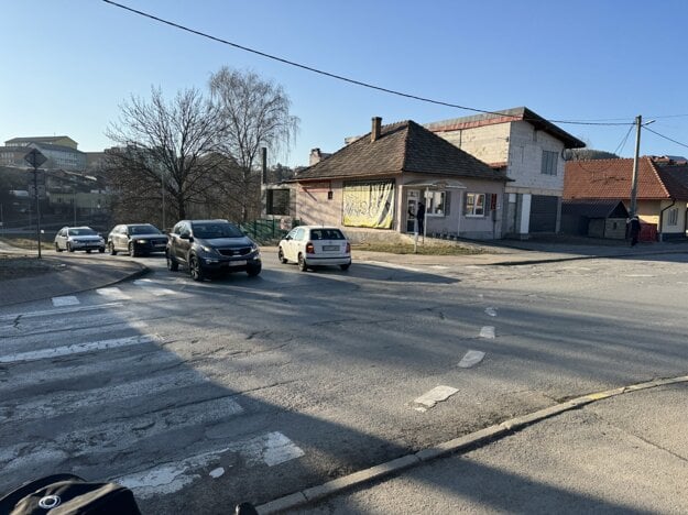 Súčasná križovatka na Štefánikovej je problematická, mesto tam začne počas leta budovať okružnú križovatku.  (zdroj: Dorota Mikulášová)