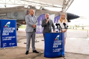 Źupan Trnka predstavuje program leteckých dní. Po ľavej strane je Hubert Štoksa, po pravej šéfka Košice Región Turizmus.