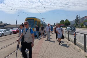 Všetky električky končia na obratisku v Barci. Cestujúci na Jazero musia preto za križovatkou VSS vystúpiť a prejsť na zastávku náhradnej autobusovej linky X.