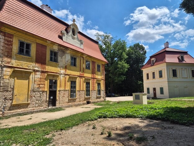 Kaštieľ tvorí hlavná budova a štyri pavilóny. (zdroj: Eva Bereczová)