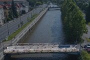 Most pri malej železničnej stanici v Banskej Bystrici je pre zlý stav už roky pre automobilovú dopravu úplne uzavretý.
