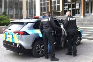 Policajti priviezli obvineného na súd, ktorý rozhodoval o návrhu na väzobné stíhanie.