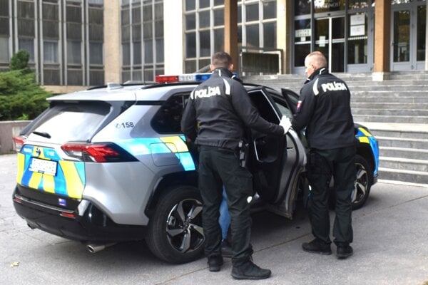 Policajti priviezli obvineného na súd, ktorý rozhodoval o návrhu na väzobné stíhanie.
