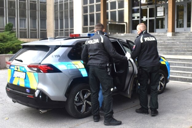 Policajti priviezli obvineného na súd, ktorý rozhodoval o návrhu na väzobné stíhanie. (zdroj: Ilustračné - Róbert Bejda)