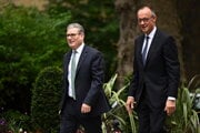 Nemecký kancelár Friedrich Merz, vpravo, s britským premiérom Keirom Starmerom pred ich stretnutím.
