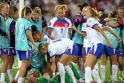 Anglické futbalistky sa tešia po postupe do semifinále ME vo futbale žien 2025.