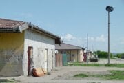 Bytovky na Ladislavovom dvore pri Leviciach postavili v roku 2002. Po čase sa dostali do takéhoto stavu.