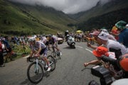 Cyklisti stúpajú na legendárny Tourmalet.