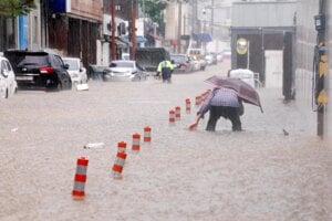 Južnú Kóreu trápia silné dažde a zosuvy pôdy.