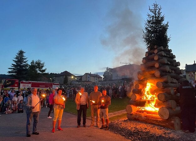 Vatra zvrchovanosti sa rozhorela aj v Skalitom.  (zdroj: Štefan Strýček)