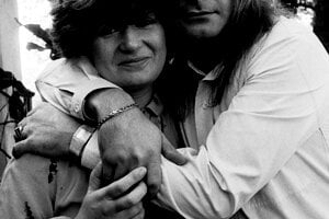 Na archívnej snímke z 21. decembra 1981 Ozzy Osbourne pózuje so snúbenicou Sharon Ardenovou v Los Angeles.