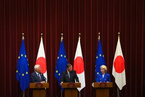 Predseda Európskej rady António Costa, japonský premiér Šigeru Išiba a predsedníčka Európskej komisie Ursula von der Leyenová.