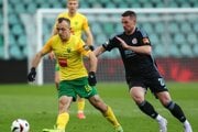 Na snímke v popredí zľava Miroslav Káčer (Žilina) a Róbert Mak (Bratislava) bojujú o loptu