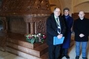 Autori s vnukom kamenára, ktorý sarkofág vytesal