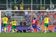 Brankár Ľubomír Belko inkasuje druhý gól v zápase Raków Čenstochová - MŠK Žilina.