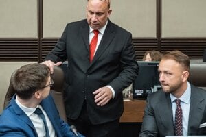 Minister dopravy Jozef Ráž a minister vnútra Matúš Šutaj Eštok.