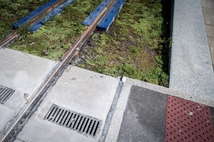 Zastávka Jungmannova, križovatka ciest Jantárova cesta a Rusovská cesta.
