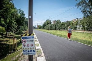 Zastávka Zrkadlový háj, križovatka s cestou Romanova.