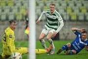 Tomáš Bobček z Lechie Gdansk strieľa gól. 