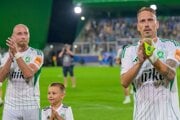 Jozef Menich a Patrik Šimko (obaja Prešov) ďakujú fanúšikom po zápase 1. kola Niké ligy FC Tatran Prešov - ŠK Slovan Bratislava.