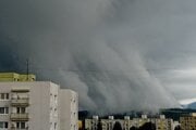 Mohutný oblak, siahajúci až po zemský povrch. Zaznamenali ho nad Banskou Bystricou.
