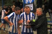 Nová realita u súperov FC: fanúšikovia žiadajúci hviezdy Nitry o autogramy. V Bešeňove boli v hlavnej úlohe Lukášovia Greššák a Štetina.