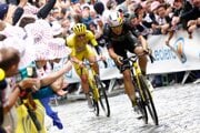 Wout van Aert prechádza stúpaním Montmartre pred Tadejom Pogačarom počas 21. etapy na Tour de France 2025.