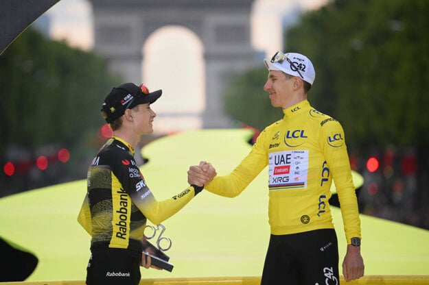 Jonas Vingegaard gratuluje Tadejovi Pogačarovi k víťazstvu na Tour de France 2025. (zdroj: SITA/AP)