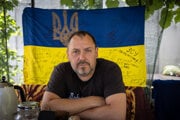 Slava Fesenko, ukrajinský dobrovoľník, ktorý vozí vojakom jedlo aj listy od detí.