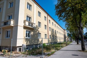 Bytovka má novú fasádu, stopy po minulosti zmizli.