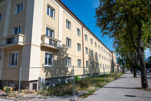 Bytovka má novú fasádu, stopy po minulosti zmizli.