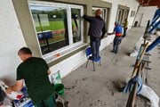 Záchranná čata pri rekonštrukcii futbalovej tribúny. 