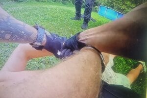 Strelca zadržali, ukázal, kde ukryl zbraň. 