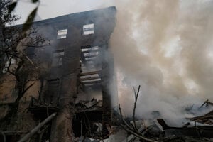 Dym stúpa po ruskom útoku na Kramatorsk.