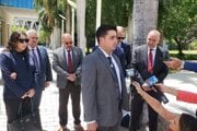 Dillon Angulo, ktorý utrpel zranenia pri nehode automobilu Tesla na Floride v roku 2019, sa rozpráva s novinármi pred budovou federálneho súdu v Miami.