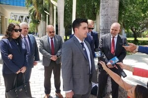 Dillon Angulo, ktorý utrpel zranenia pri nehode automobilu Tesla na Floride v roku 2019, sa rozpráva s novinármi pred budovou federálneho súdu v Miami.