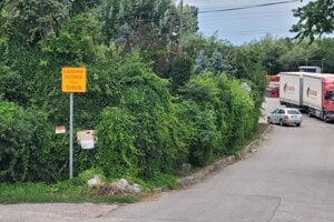 Ak idete z mosta rovno - dostanete sa do súkromného areálu.