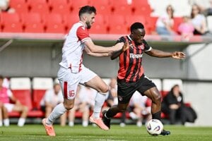 Na snímke vpravo hráč Trnavy Philip Azango a hráč Trenčína Sean Goss počas zápasu 2. kola Niké ligy medzi AS Trenčín a FC Spartak Trnava v Trenčíne v nedeľu 3. augusta 2025. FOTO TASR - Lukáš Grinaj
