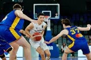 Martin Minarovjech preniká cez rumunskú obranu v zápase Slovensko - Rumunsko na turnaji B-divízie ME18.